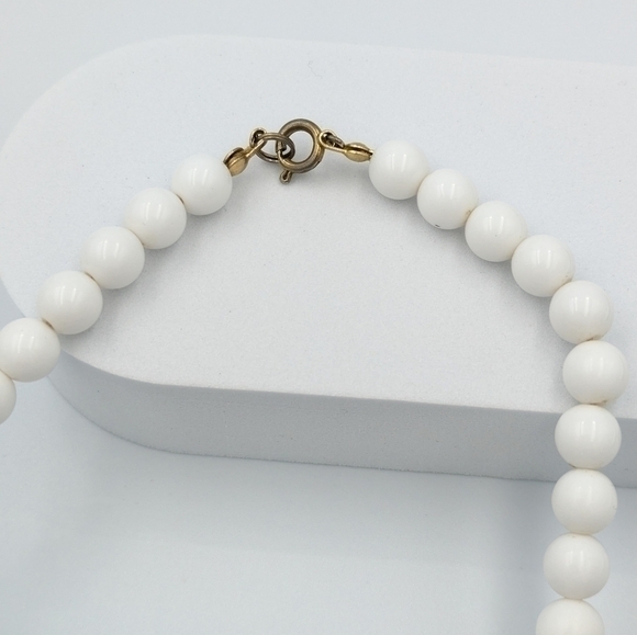 4/24$ 🌻 Vintage beaded red and white single-strand necklace - Picture 4 of 4